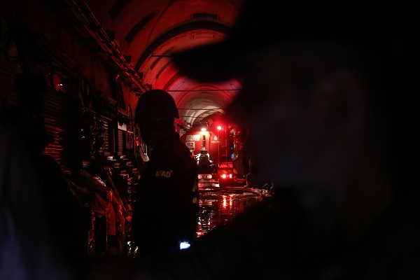 Foto - İstanbul’da hareketli saatler ! Kapalıçarşı'da yangın çıktı