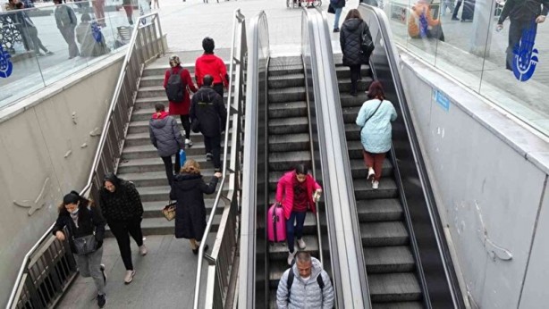 Foto - İstanbul'da 'her şey çok güzel oluyor'... Taksim Metrosu'nda yürüyen merdiven çilesi