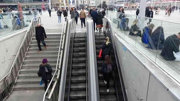 Foto - İstanbul'da 'her şey çok güzel oluyor'... Taksim Metrosu'nda yürüyen merdiven çilesi
