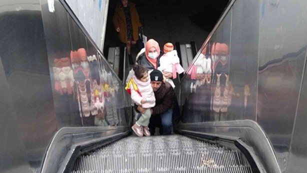 Foto - İstanbul'da 'her şey çok güzel oluyor'... Taksim Metrosu'nda yürüyen merdiven çilesi
