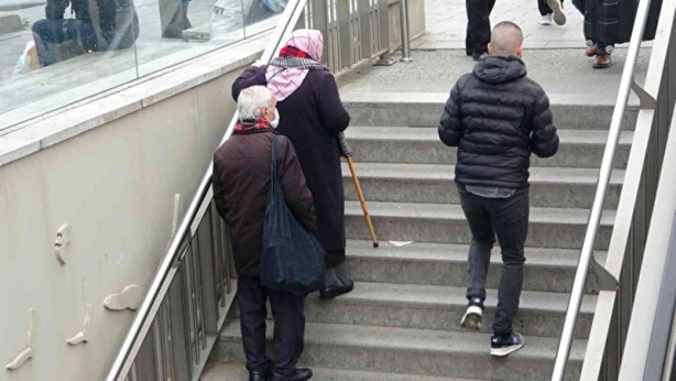 Foto - İstanbul'da 'her şey çok güzel oluyor'... Taksim Metrosu'nda yürüyen merdiven çilesi