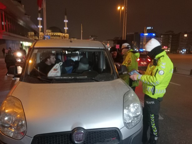 Foto - İstanbul'da huzur uygulaması! Araçlar didik didik arandı