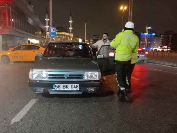 Foto - İstanbul'da huzur uygulaması! Araçlar didik didik arandı
