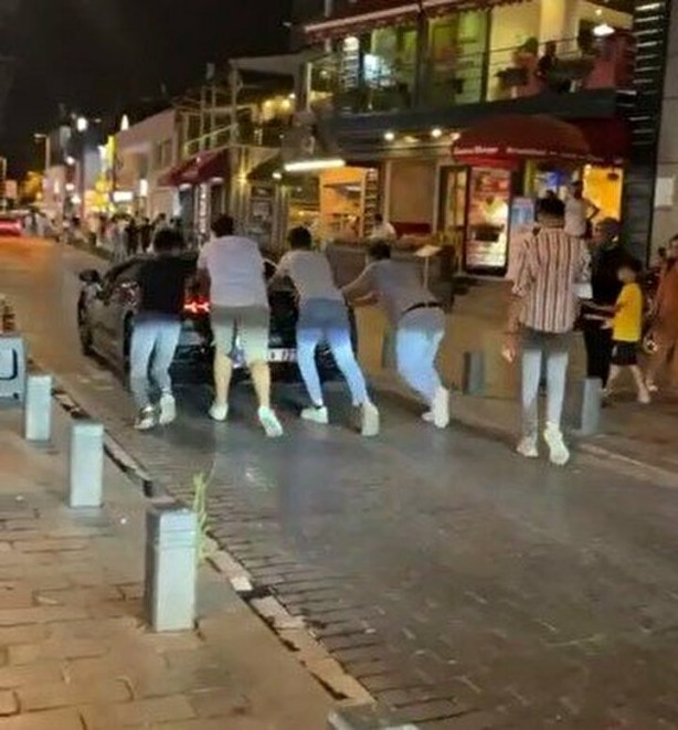 Foto - İstanbul'da ilginç görüntüler! Milyonluk Lamborghini'yi böyle ittiler