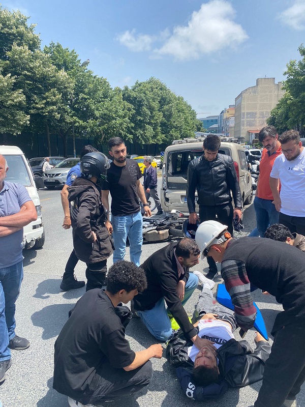 Foto - İstanbul'da ilginç kaza! Sürücü arka camdan içeri girdi