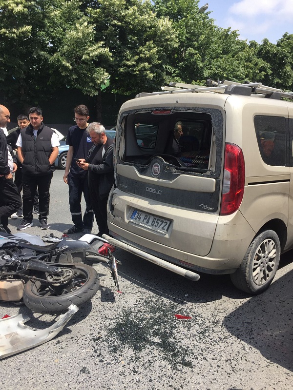 Foto - İstanbul'da ilginç kaza! Sürücü arka camdan içeri girdi