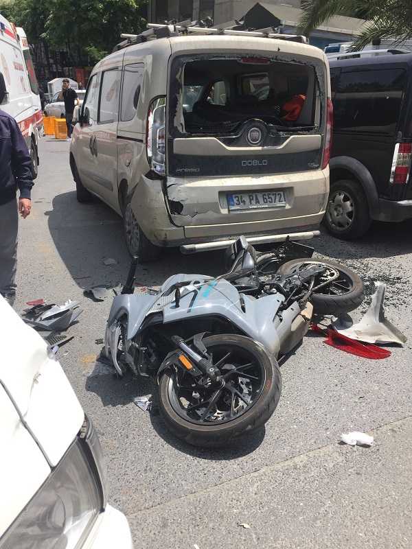 Foto - İstanbul'da ilginç kaza! Sürücü arka camdan içeri girdi