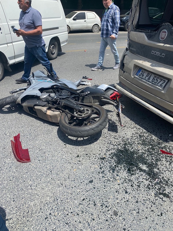 Foto - İstanbul'da ilginç kaza! Sürücü arka camdan içeri girdi