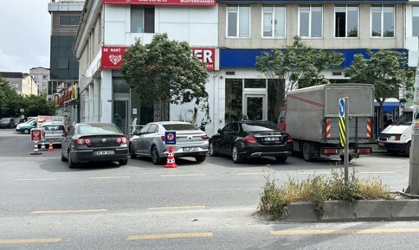 Foto - İstanbul'da ilginç kaza! Sürücü arka camdan içeri girdi