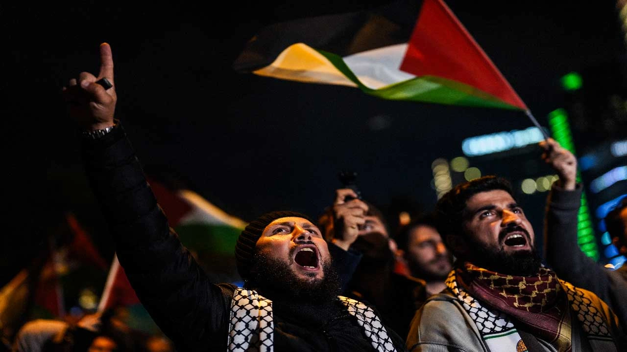 Foto - İstanbul'da İsrail Konsolosluğu önünde Filistin'e destek eylemi