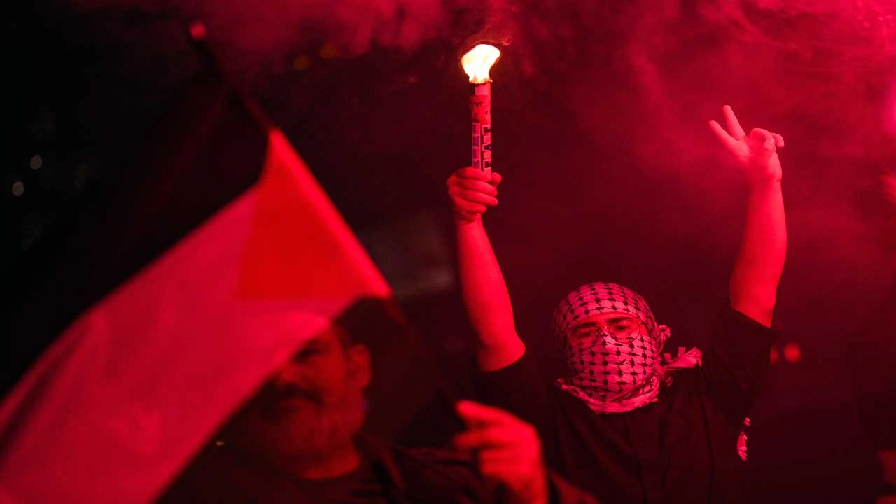 Foto - İstanbul'da İsrail Konsolosluğu önünde Filistin'e destek eylemi