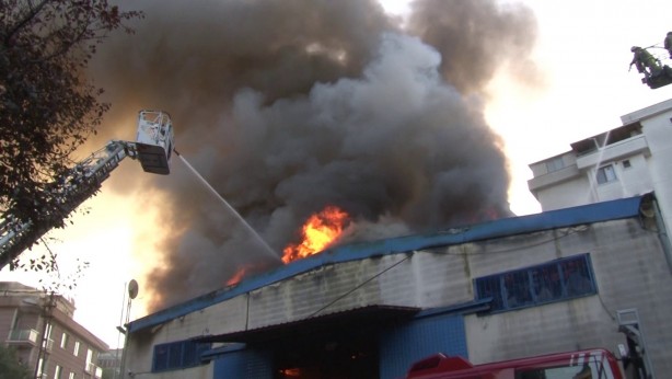 Foto - İstanbul'da kahve imalathanesinde yangın