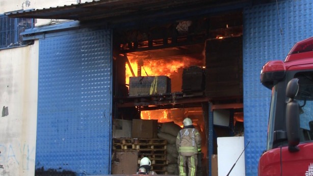 Foto - İstanbul'da kahve imalathanesinde yangın