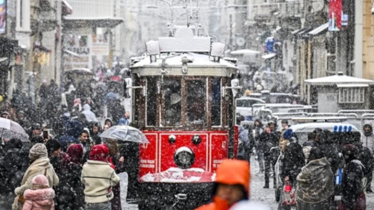 İstanbul'da kar kapıya dayandı! AKOM o günü işaret etti!