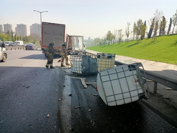 Foto - İstanbul'da, kimyasal yüklü kamyonet kaza yaptı