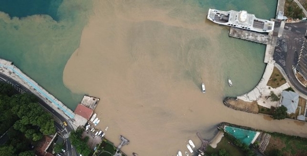 Foto - İstanbul'da korkutan manzara: Boğaz'a çamur aktı