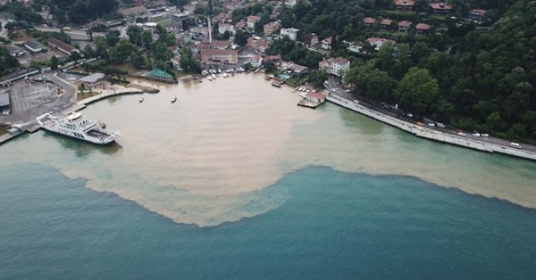 İstanbul'da korkutan manzara: Boğaz'a çamur aktı