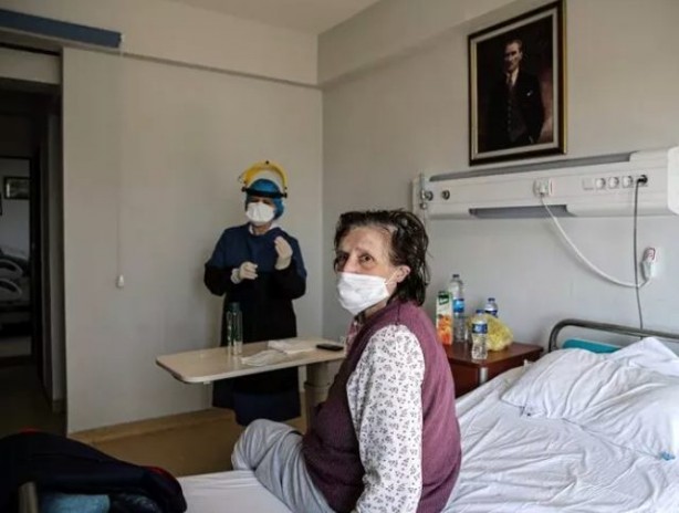 Foto - İstanbul'da koronavirüsü yenen hastalar odalarında görüntülendi