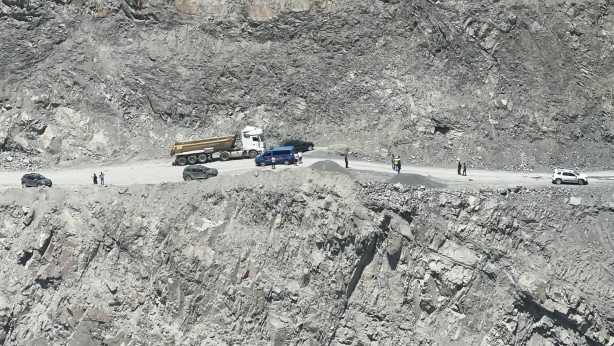 Foto - İstanbul’da maden sahasında akıl almaz kaza: Sonu olmayan yolda araç şarampole uçtu