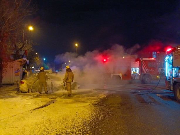 Foto - İstanbul’da neler oluyor? Park halindeki araçlar cayır cayır yanmaya başladı
