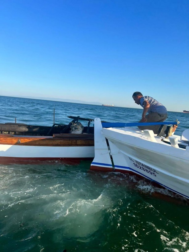Foto - İstanbul'da panik anları! Alev alan tekne jet ski ile söndürüldü