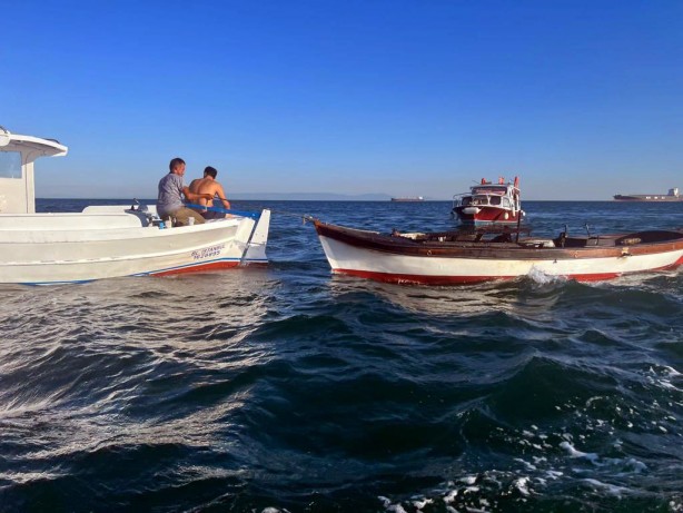 Foto - İstanbul'da panik anları! Alev alan tekne jet ski ile söndürüldü
