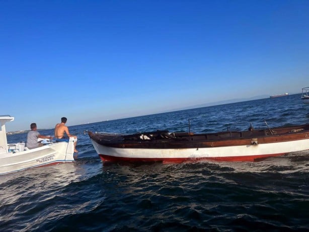İstanbul'da panik anları! Alev alan tekne jet ski ile söndürüldü