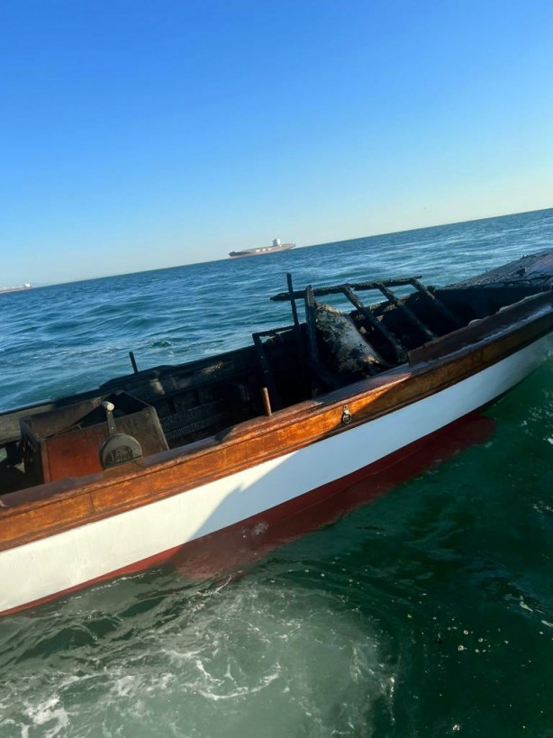 Foto - İstanbul'da panik anları! Alev alan tekne jet ski ile söndürüldü