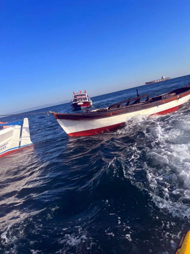 Foto - İstanbul'da panik anları! Alev alan tekne jet ski ile söndürüldü