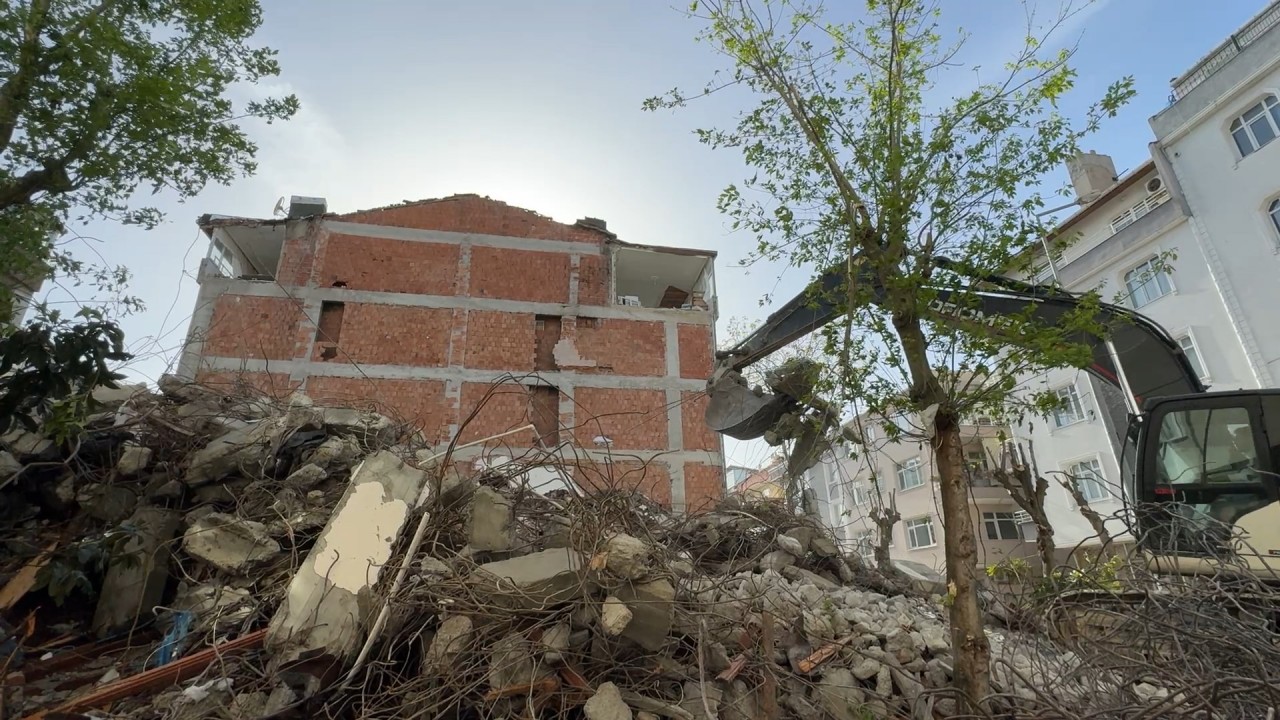 İstanbul’da rezillik bina yıkılınca ortaya çıktı 