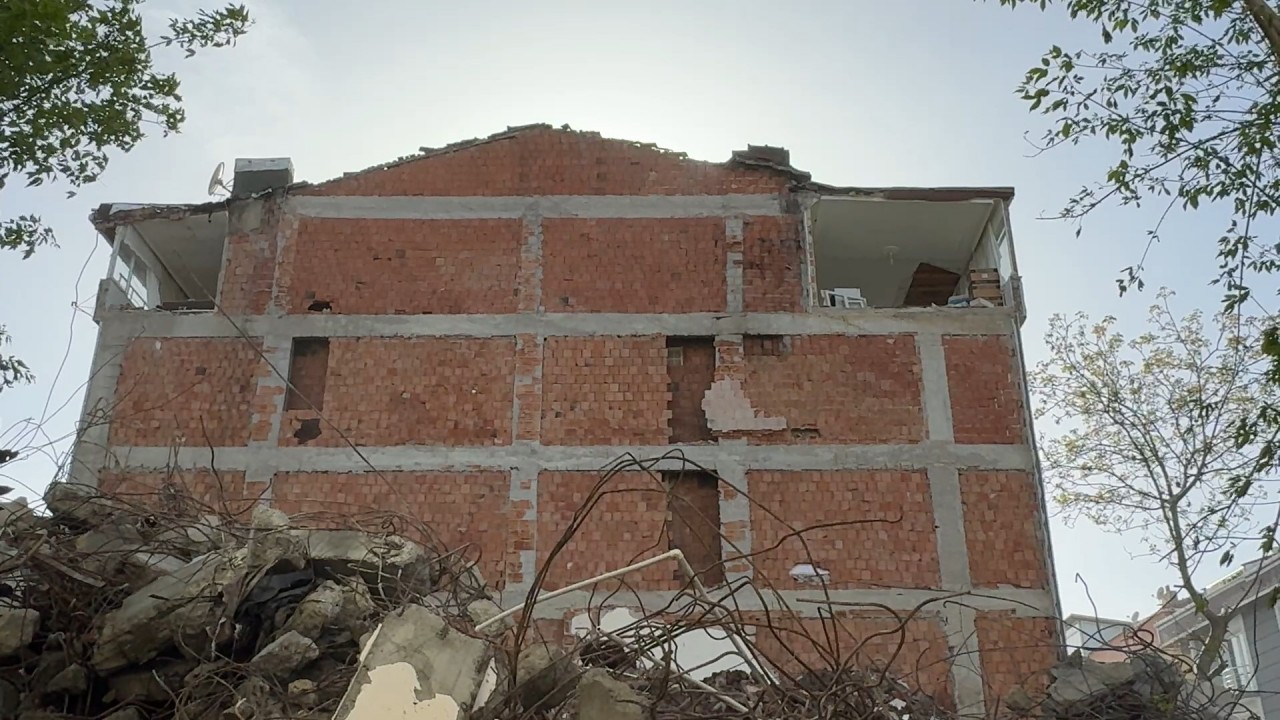 Foto - İstanbul’da rezillik bina yıkılınca ortaya çıktı 