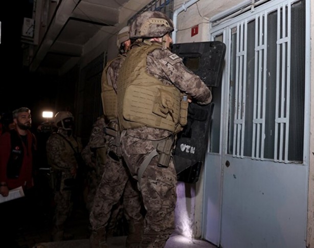 Foto - İstanbul'da şafak vakti torbacı operasyonu! Polisi görünce kendisini pencereden attı