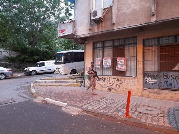 Foto - İstanbul'da şafak vakti torbacı operasyonu! Polisi görünce kendisini pencereden attı