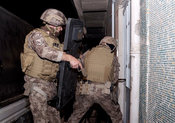 Foto - İstanbul'da şafak vakti torbacı operasyonu! Polisi görünce kendisini pencereden attı
