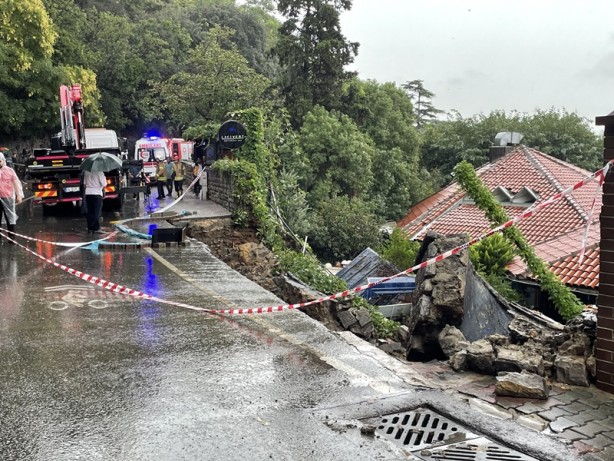 Foto - İstanbul'da sağanak nedeniyle bir restorana ait duvar çöktü! Bir kişi duvarın altında kaldı