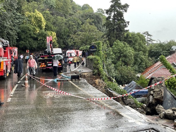 Foto - İstanbul'da sağanak nedeniyle bir restorana ait duvar çöktü! Bir kişi duvarın altında kaldı
