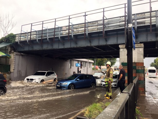 Foto - İstanbul'da sağanak su baskınlarına yol açtı