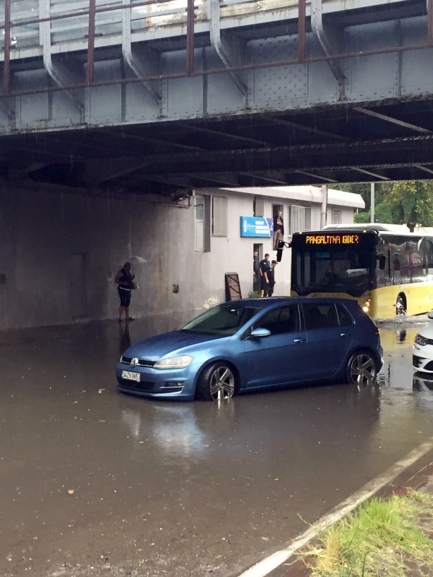 Foto - İstanbul'da sağanak su baskınlarına yol açtı
