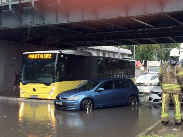 İstanbul'da sağanak su baskınlarına yol açtı