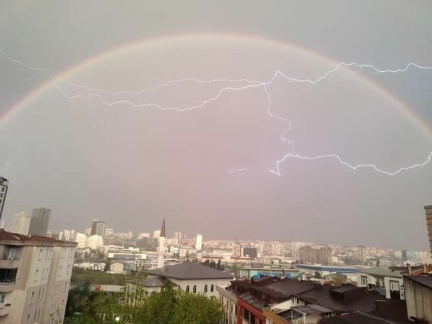 İstanbul'da sağanak yağış sonrası gökkuşağı renkli görüntüler oluşturdu