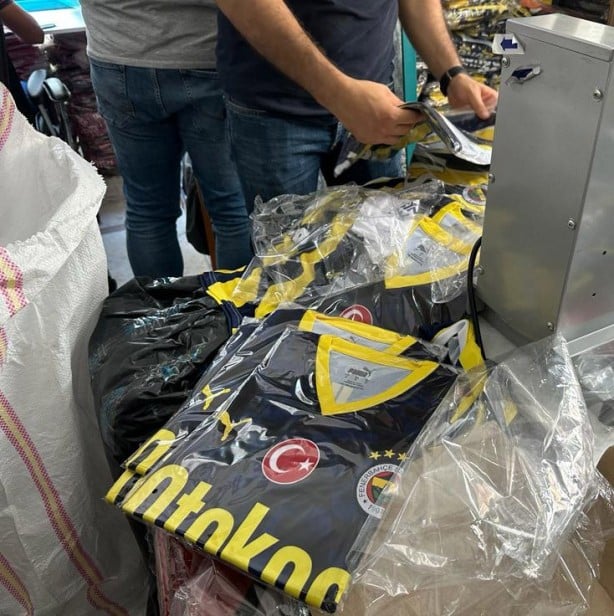 Foto - İstanbul'da sahte forma operasyonu!