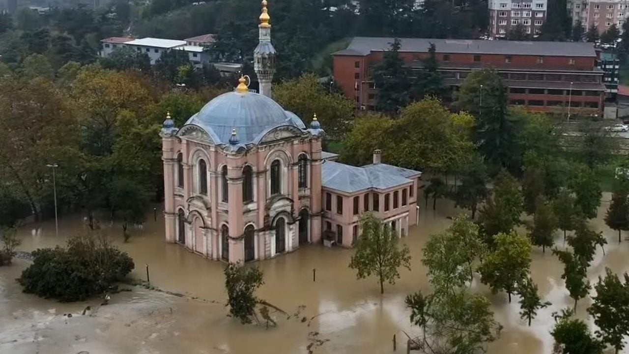 Foto - İstanbul'da sel, tarihi Sadabad Camiisi'nin Mihrap ve minberini sular altında bıraktı: Kapısı yağışa dayanamadı