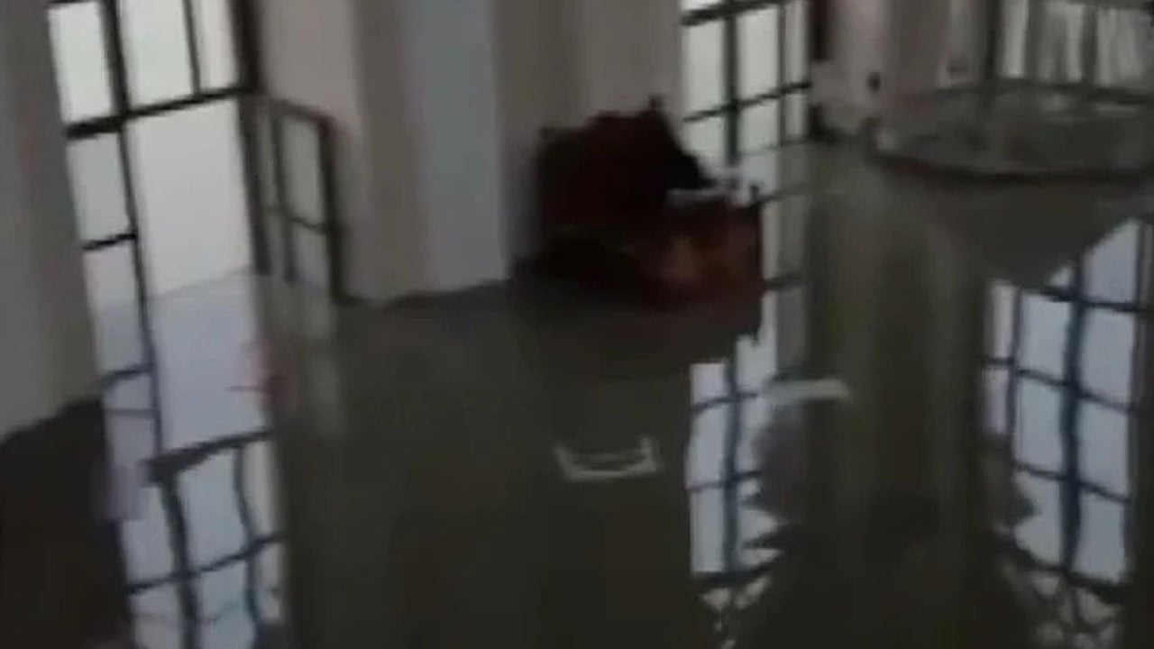 Foto - İstanbul'da sel, tarihi Sadabad Camiisi'nin Mihrap ve minberini sular altında bıraktı: Kapısı yağışa dayanamadı