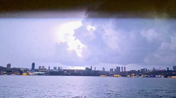 Foto - İstanbul'da şimşekler geceyi adeta gündüze çevirdi