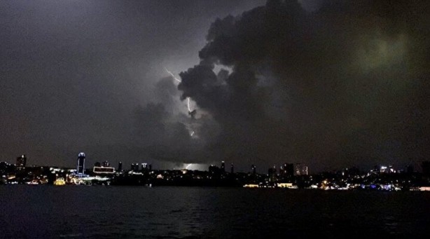 Foto - İstanbul'da şimşekler geceyi adeta gündüze çevirdi