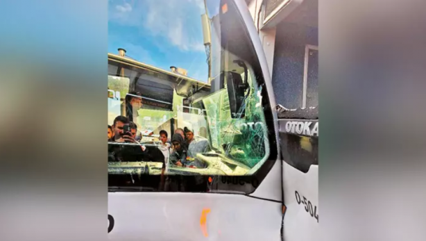 Foto - İstanbul’da sıradan bir gün: 2 metrobüs 1 otobüs kazası!