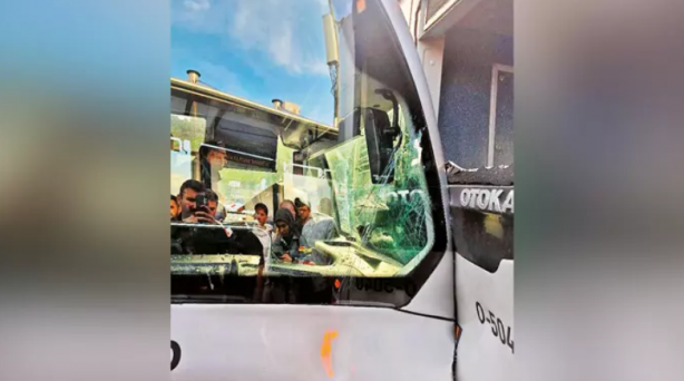 Foto - İstanbul’da sıradan bir gün: 2 metrobüs 1 otobüs kazası!