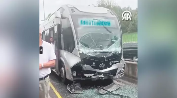 Foto - İstanbul’da sıradan bir gün: 2 metrobüs 1 otobüs kazası!