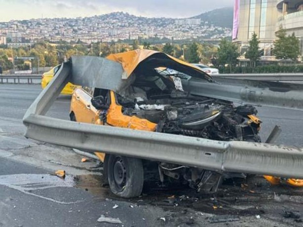 Foto - İstanbul'da taksi bariyerlere ok gibi saplandı