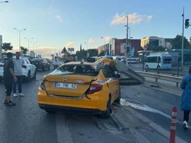 Foto - İstanbul'da taksi bariyerlere ok gibi saplandı